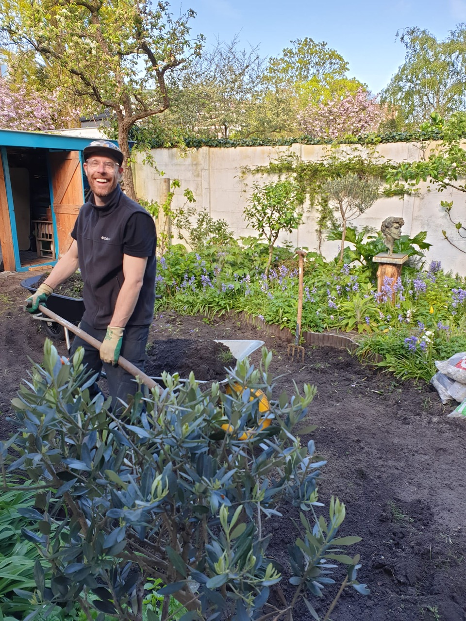 Paul Vogelezang, hovenier, aan het werk in een tuin